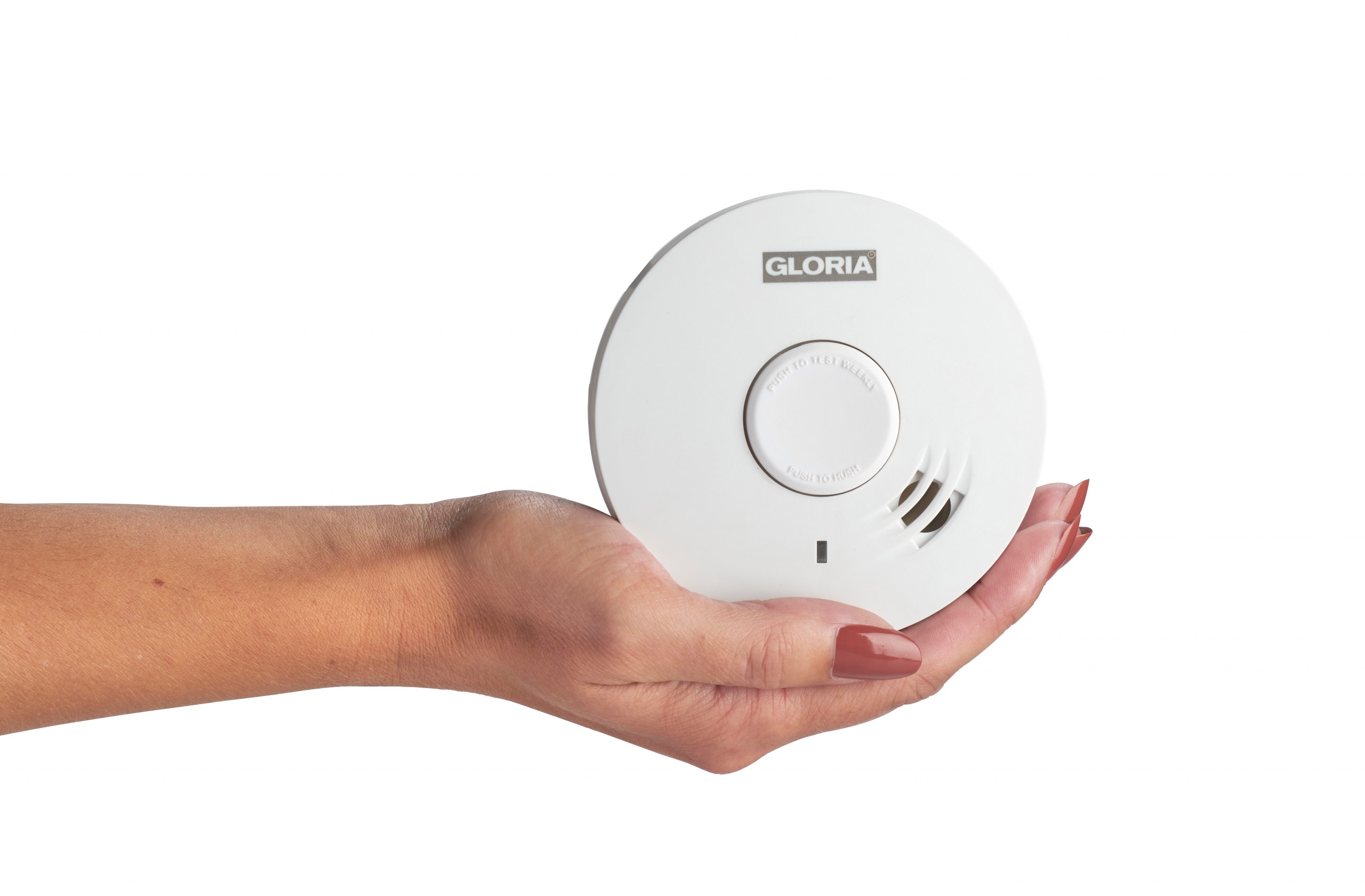 Weißer Rauchmelder der Firma GLORIA, Modell R-10, gehalten in einer flachen Damenhand.