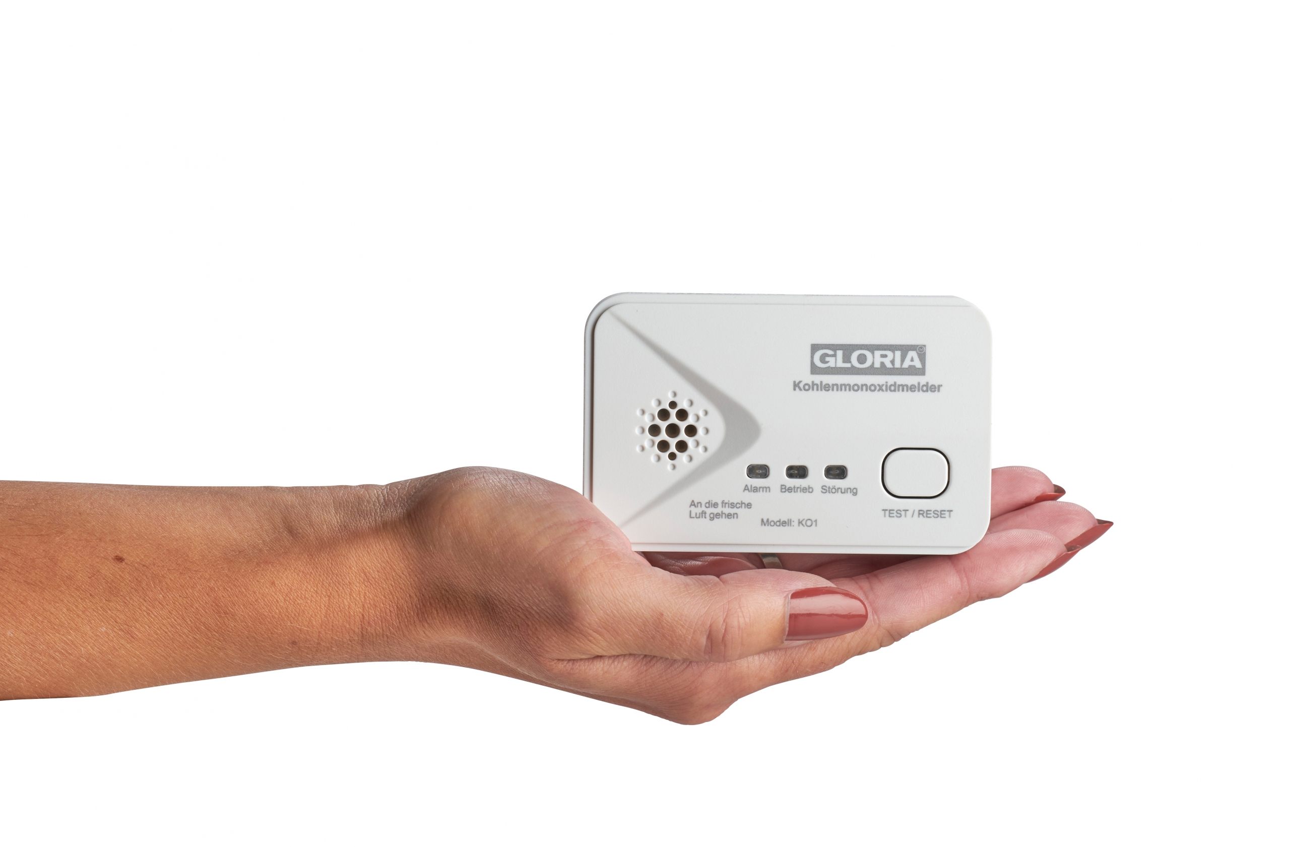 Weißer Kohlendioxidmelder der Firma GLORIA, Model KO1, gehalten in einer flachen Damenhand.